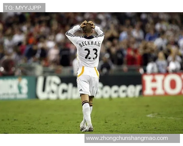 绿茵场上追逐梦想的球星背影展现激情与力量 绿茵场上追逐梦想的球星背影展现激情与力量