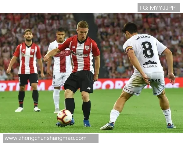 足球巨星与球迷情感共鸣：从场上竞技到场下感染力的全方位解析