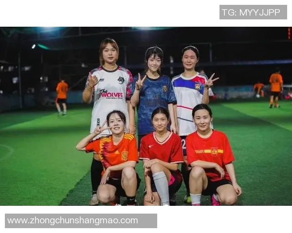 女足球星账号走红社交平台展现赛场风采与幕后故事